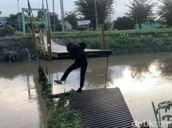 Bobby Janji Cek Jembatan Titi Bambu yang Sudah Setahun Putus