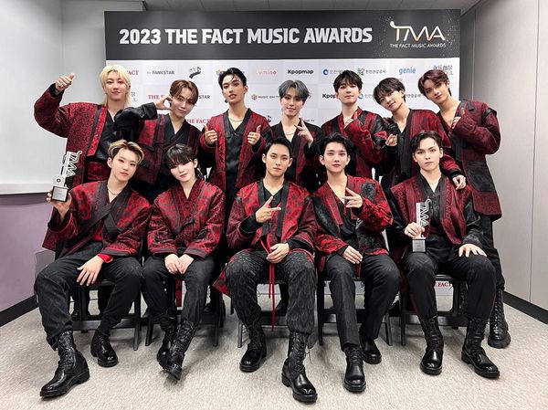 8 Foto Pemenang The Fact Music Awards 2023, SEVENTEEN Bawa Piala Daesang