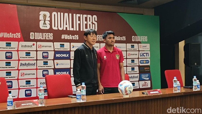 Shin Tae-yong dan Asnawi dalam jumpa pers menjelang laga Timnas Indonesia melawan Brunei di Kualifikasi Piala Dunia.
