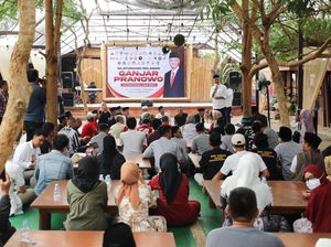 Ganjar Dapat Nasihat dan Cendera Mata Saat Temui Relawan di Tasikmalaya Ganjar Dapat Nasihat dan Cendera Mata Saat Temui Relawan di Tasikmalaya