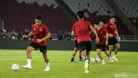 Para pemain Timnas Indonesia berlatih ringan jelang laga tersebut.  