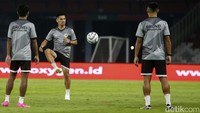 Timnas Brunei Darussalam juga turut menjalani sesi latihan, mereka memulai latihan pukul 19.45 WIB.   