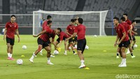 Di pos penjaga gawang, Indonesia diperkuat oleh Nadeo Argawinata, Syahrul Trisna, dan Ernando Ari. Sementara di lini belakang, Shin Tae-yong memanggil Fachruddin Aryanto, Asnawi Mangkualam, Rizky Ridho, Edo Febriansyah, Pratama Arhan, Wahyu Prasetyo, Shayne Pattynama, Sandy Walsh, Elkan Baggott, dan Dzaky Asraf.  