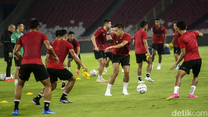 Timnas Indonesia menjalani latihan di SUGBK, Jakarta, Rabu (11/10). Jelang FIFA match day melawan Brunei Darussalam Asnawi Mangkualam dkk panaskan mesin.