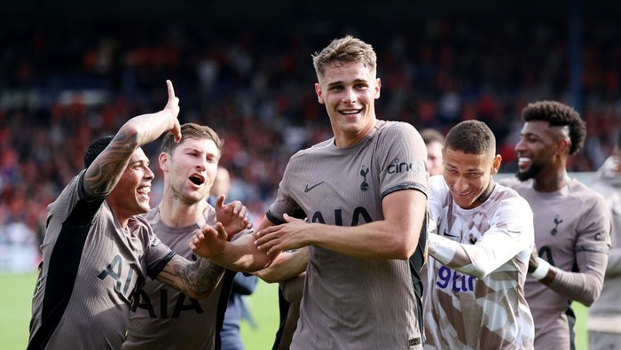 Soccer Football - Premier League - Luton Town v Tottenham Hotspur - Kenilworth Road, Luton, Britain - October 7, 2023 Tottenham Hotspurs Micky van de Ven celebrates with teammates after the match REUTERS/David Klein NO USE WITH UNAUTHORIZED AUDIO, VIDEO, DATA, FIXTURE LISTS, CLUB/LEAGUE LOGOS OR LIVE SERVICES. ONLINE IN-MATCH USE LIMITED TO 45 IMAGES, NO VIDEO EMULATION. NO USE IN BETTING, GAMES OR SINGLE CLUB/LEAGUE/PLAYER PUBLICATIONS.