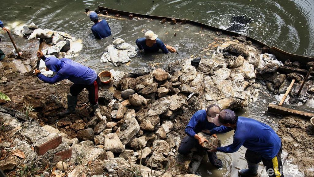 Perbaikan Turap Ambrol Kali Cideng Terus Dikebut Perbaikan Turap Ambrol Kali Cideng Terus Dikebut
