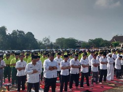 Semarang Panas Sampai 36 Derajat, Warga Salat Istisqa di Lapangan Kedungpane