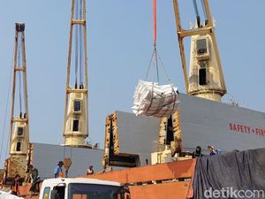 24.000 Ton Beras Impor Vietnam Mendarat di Tanjung Priok