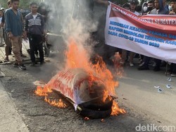 Ratusan Mahasiswa Bakar Keranda di Kejatisu, Minta Ketua PDIP Sumut Ditangkap
