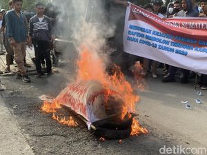 Ratusan Mahasiswa Bakar Keranda di Kejatisu, Minta Ketua PDIP Sumut Ditangkap Ratusan Mahasiswa Bakar Keranda di Kejatisu, Minta Ketua PDIP Sumut Ditangkap