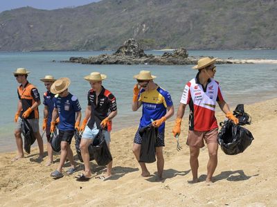 Aksi Pebalap MotoGP Bersih-bersih Pantai di Mandalika