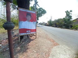 Baliho Gibran Pemimpin Muda Indonesia Bertebaran di Cirebon