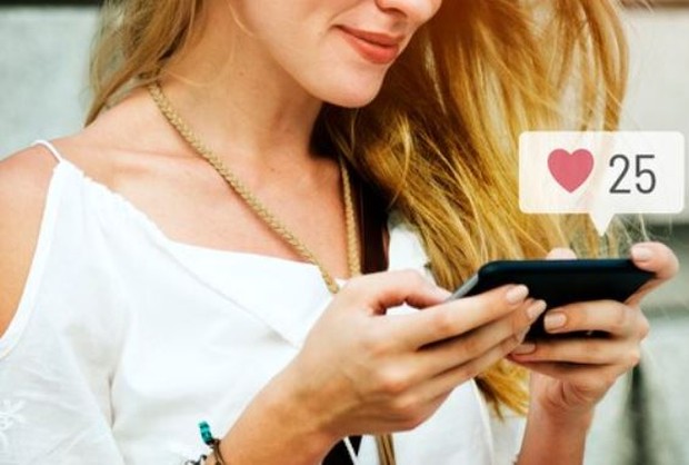 Perempuan bermain handphone