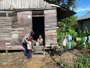 Briptu Annisa Layani Warga hingga Berbagi Kasih ke Lansia di Perbatasan