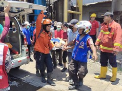 Pabrik Tisu PT Sun Paper Source Mojokerto Terbakar, 2 Karyawan Dibawa ke RS