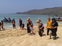 Sebelum Besok Balap, 6 Pebalap MotoGP Joget-joget dan Bersihkan Pantai Kuta Mandalika