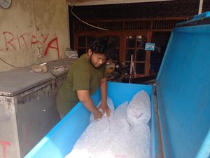 Penjual Es Batu Sukoharjo Cuan di Tengah Cuaca Panas, Omzetnya Berlipat