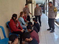 Saat 5 Gangster Surabaya Nangis Ketika Dijemput Ibu di Kantor Polisi