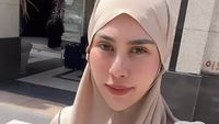 8 Foto Gaya Syahnaz Umrah Bersama Jeje, Pangling Pakai Khimar hingga Cadar