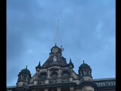 Pedemo di Inggris Panjat Tiang Ganti Bendera Israel dengan Palestina