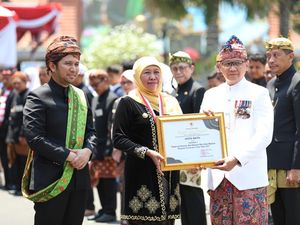 Hampir 5 Tahun Pimpin Jatim, Khofifah-Emil Raih 631 Penghargaan Hampir 5 Tahun Pimpin Jatim, Khofifah-Emil Raih 631 Penghargaan