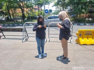 Momen Warga Surabaya Mengabadikan Hari Tanpa Bayangan Momen Warga Surabaya Mengabadikan Hari Tanpa Bayangan