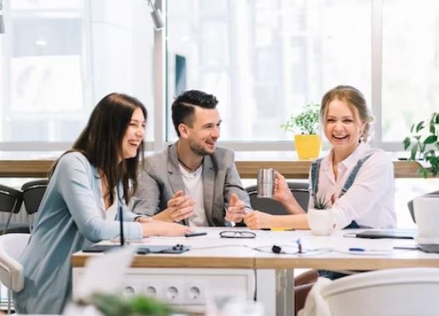 Hindari hening/ foto: Freepik/ freepik Tiga orang sedang mengobrol dan berkumpul