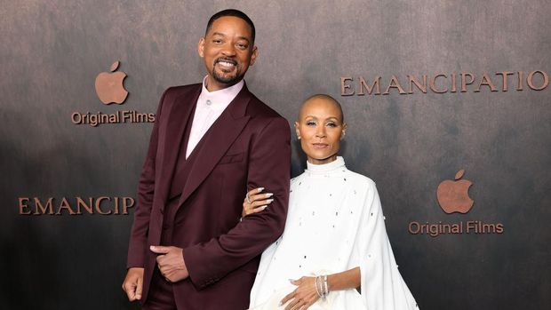 LOS ANGELES, CALIFORNIA - NOVEMBER 30: (L-R) Will Smith and Jada Pinkett Smith attend Apple Original Films' 