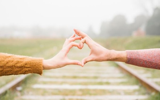 Bentuk hati dari tangan