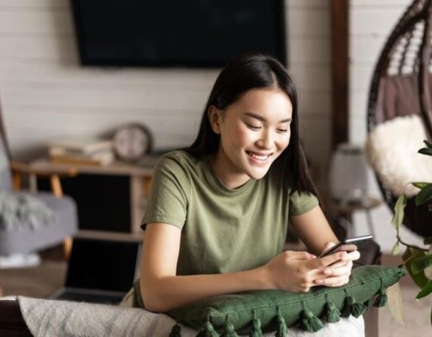 Perempuan sedang bermain handphone