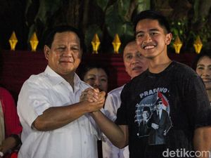Sambutan Meriah Prabowo untuk Kaesang Ketum PSI Sambutan Meriah Prabowo untuk Kaesang Ketum PSI