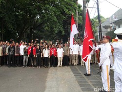 Marching Band Sambut Kedatangan Kaesang di Rumah Prabowo