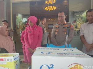 Polres Malang Salurkan Modal UMKM untuk Korban Tragedi Kanjuruhan Polres Malang Salurkan Modal UMKM untuk Korban Tragedi Kanjuruhan