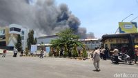 Penampakan Kebakaran Hebat Pabrik Tisu PT Sun Paper Source Mojokerto
