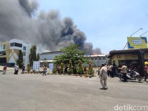 Penampakan Kebakaran Hebat Pabrik Tisu PT Sun Paper Source Mojokerto