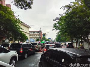 Jalan Depan Sekolah Methodis III Medan Masih Macet gegara Parkir Berlapis Jalan Depan Sekolah Methodis III Medan Masih Macet gegara Parkir Berlapis