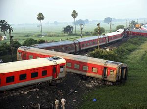 Kereta di India Tergelincir, 2 Orang Tewas dan 20 terluka Kereta di India Tergelincir, 2 Orang Tewas dan 20 terluka