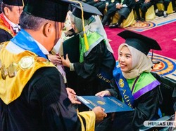 Lulusan Terbaik Datang Wisuda Pakai Kursi Roda, Rektor Unesa Ambil Langkah Ini
