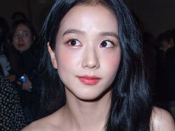 6 Foto Jisoo BLACKPINK dari Dekat, Kulit Mulus Seperti Tak Ada Pori-pori