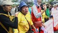 Korban Penggusuran Kampus UIII Depok Demo di Depan Istana
