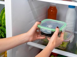 Kinclong! 6 Langkah Bersihkan Kulkas Agar Bersih dan Bau Tak Sedap Hilang
