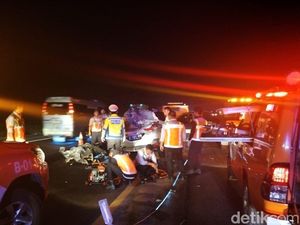 2 Orang Tewas dalam Kecelakaan Minibus Tabrak Truk di Tol Cipali
