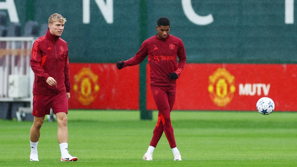 Rasmus Hojlund bersama Marcus Rashford dalam sesi latihan MU. Foto: Action Images via Reuters/ANDREW BOYERS