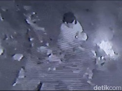 Masriah Bersihkan dan Bakar Sampah yang Dulu Dibuang di Rumah Wiwik