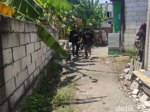 Diam-diam Masriah Bersihkan Lalu Bakar Sampah yang Dibuang ke Rumah Wiwik