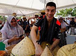 Viral Pembalap MotoGP Mandalika Ikut Tren Pinjam Dulu Seratus