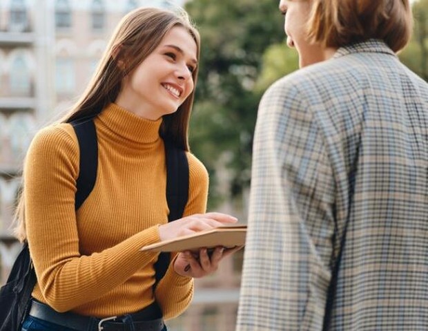Mengumpulkan informasi/ foto: Freepik/ garetsvisual Dua orang sedang mengobrol