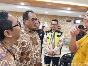 Menhub Tinjau Bandara El Tari Kupang, Sapa WNA Korea yang Berlibur Menhub Tinjau Bandara El Tari Kupang, Sapa WNA Korea yang Berlibur