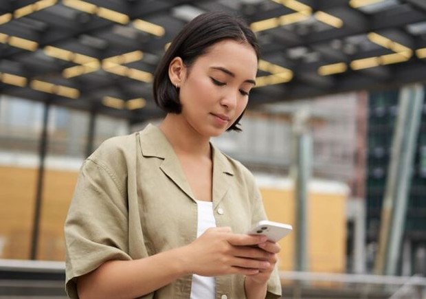 Perempuan bermain handphone