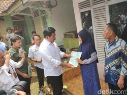 Senyum Nanih Terima Sertifikat Tanah Usai 24 Tahun Menunggu